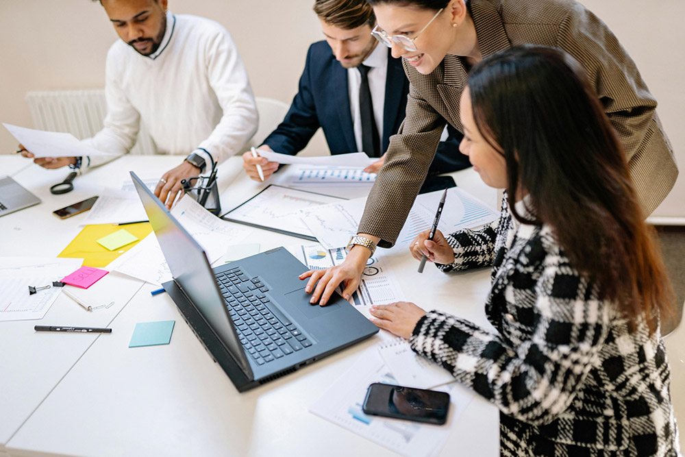 Ein Team der Kommune arbeitet mit dem digitalen Amtsblatt